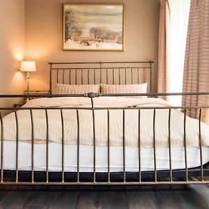 Großes Zimmer mit Kingsize-Bett